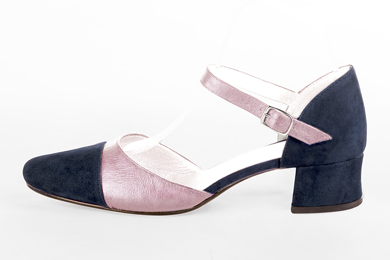 Navy blue and dusty rose pink women's open side shoes, with an instep strap. Round toe. Low flare heels. Profile view - Florence KOOIJMAN
